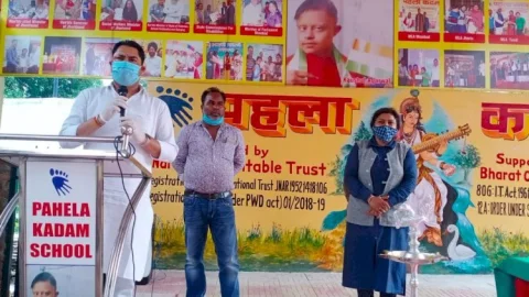 धनबाद: झारखंड कांग्रेस के सचिव रणविजय सिंह ने पहला कदम स्कूल में लाइब्रेरी का उद्धघाटन किया