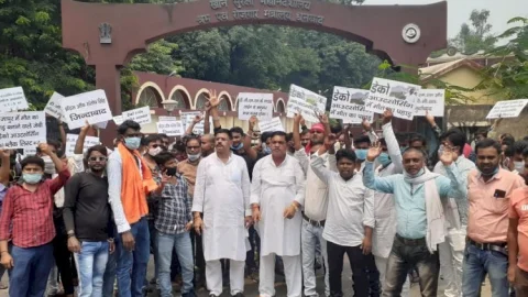 धनबाद: डेको कम्पनी के खिलाफ फ्रेंडस ऑफ संतोष सिंह समर्थको ने  डीजीएमएस ऑफिस पर विरोध प्रदर्शन  किया