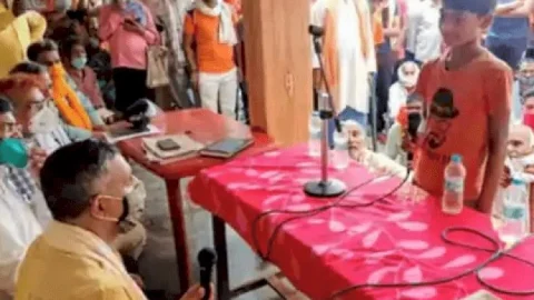 यूपी: बलिया में प्राइमरी स्कूल के टीचर नहीं हल कर पाये मैथ का सवाल, क्लास सिक्स के स्टूडेंट ने 10 सेकेंड में दिया जवाब