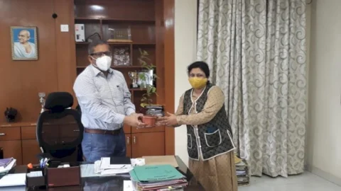 धनबाद: पहला कदम स्कूल की संचालिका अनीता अग्रवाल डीएमसी कमिश्नर सत्येंद्र कुमार का किया स्वागत, तुलसी का पौधा दिया