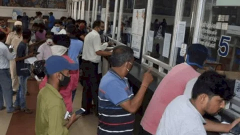 धनबाद: बुकिंग खुलने के एक घंटे में लुधियाना एक्सप्रेस फुल, टिकट लेने को धक्का मुक्की पर आरपीएफ ने चटकाई लाठियां 
