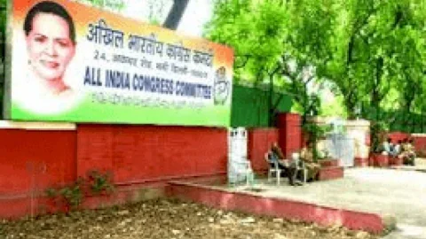 कांग्रेस संगठन में बड़ा फेरबदल, गुलाम नबी, बोरा, अंबिका व खड़गे समेत पांच महासचिव हटाये गये, राहुल के करीबियों को मिली जगह