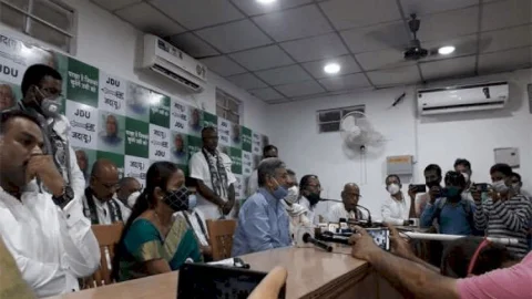 बिहार: कांग्रेस MLA पूर्णिमा यादव व सुदर्शन कुमार जेडीयू में शामिल