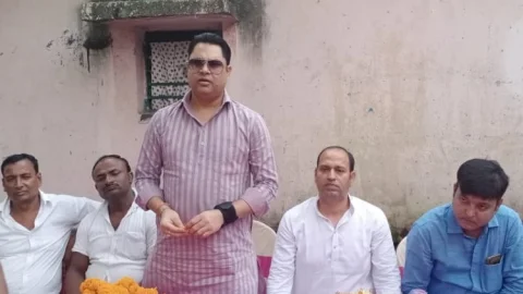 धनबाद: झरिया चौथाई कुल्ही की समस्याओं से अवगत हुए रणविजय सिंह, भाजपा पर बरसे