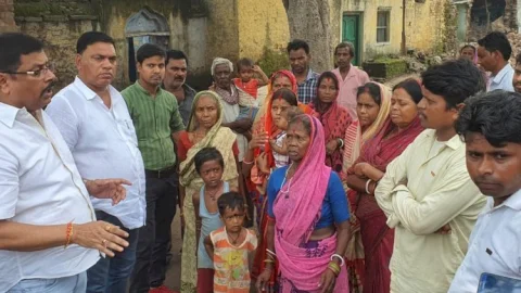 धनबाद: AICC मेंबर संतोष सिंह दोबारी रजवार बस्ती पहुंचे, ग्रामीणों से मिलकर उनकी समस्याएं सुनी (देखें VIDEO)