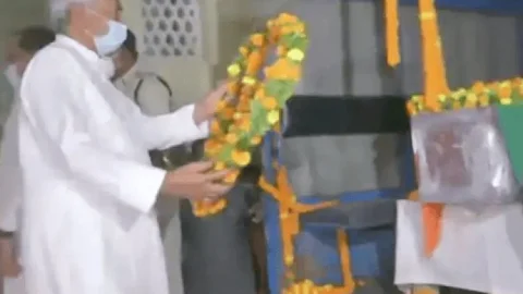 बिहार:रघुवंश प्रसाद सिंह का पार्थिव शरीर पटना पहुंचा, CM नीतीश ने दी श्रद्धांजलि, कहा- रघुवंश बाबू के अंतिम समय की इच्छा पूरी करेंगे
