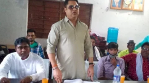 धनबाद: रणविजय सिंह ने भीमकनाली में महिलाओं के ग्रुप को पांच सिलाई मशीन उपलब्ध कराये