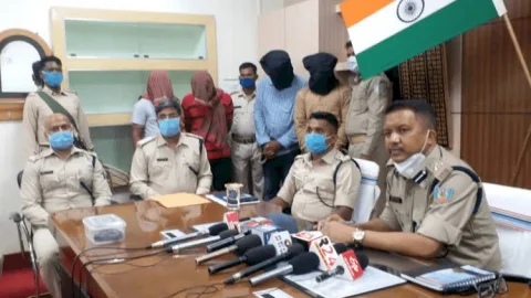 धनबाद: BJP लीडर सतीश सिंह मर्डर केस का खुलासा,आर्म्स के साथ शूटर समेत चार अरेस्ट, मास्टरमाइंड विकास सिंह व सतीश साव फरार