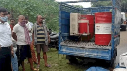 धनबाद: धनसार बरमसिया में नकली मोबिल फैक्ट्री का भंडाफोड़, तीन अरेस्ट