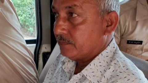 Dhanbad ACB की टीम ने बोकारो के सोनपुरा पंचायत सेवक को दो हजार रुपये घुस लेते दबोचा