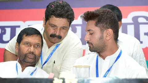 बिहार: सेंट्रल मिनिस्टर रामविलास पासवान की तबीयत ज्यादा खराब, ICU में एडमिट,चिराग ने LJP नेताओं को लिखा मार्मिक लेटर