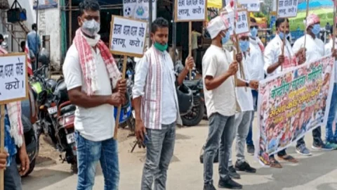 झारखंड: सरना धर्म कोड की मांग को लेकर आदिवासी समाज सड़क पर उतरा, बनाई मानव श्रृंखला