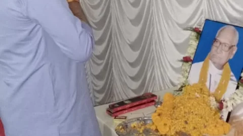 धनबाद: RCMS लीडर अजब लाल शर्मा श्राद्ध कर्म में शामिल हुए रणविजय सिंह, कतरास में स्टॉक ब्रोकिंग ऑफिस का उदघाटन