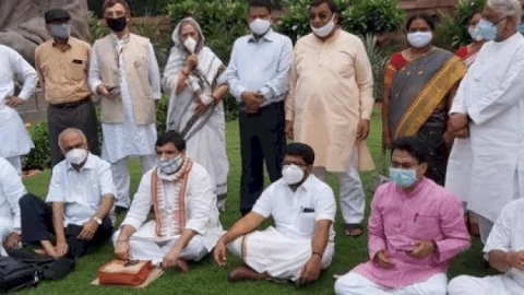 Parliament Monsoon Session: राज्यसभा में हंगामा करने वाले आठ एमपी  एक हफ्ते के लिए सस्पेंड