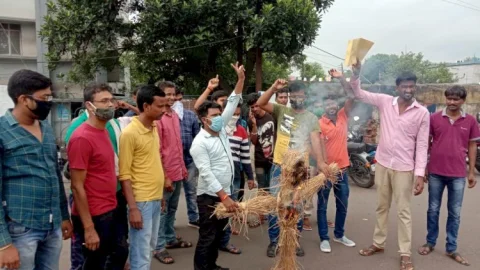 धनबाद: फ़्रेंडस ऑफ संतोष सिंह समर्थको ने बीसीसीएल बस्ताकोला के जीएम और प्रोजेक्ट अफसर का पुतला दहन किया