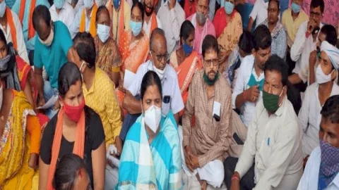 Dhanbad News:मुगमा जीएम के खिलाफ धरना पर MLA अर्पणा, नकली शराब जब्त, NHAI ने जारी किया हेल्पलाइन नंबर