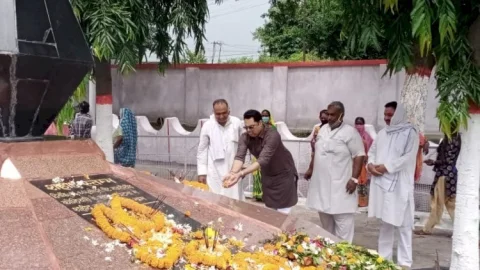 धनबाद: रणविजय सिंह ने गजलीटांड़ के शहीदों को दी श्रद्धांजलि