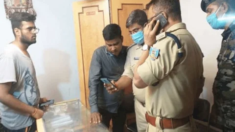 धनबाद: बैंक मोड़ के जेवर हाउस में दिनदाहड़े लाखों की डकैती, दुकानदार को मारपीट कर जख्मी किया