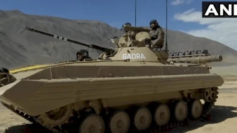 India-China tension: इंडिया ने LAC के पास तैनात किए T-90 और T-72 टैंक,, -40 डिग्री तापमान में भी दुश्मनों को देगा करारा जवाब