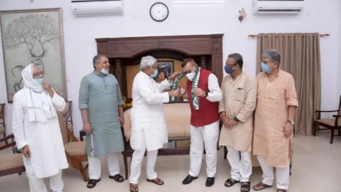 बिहार के Ex DGP गुप्तेश्वर पांडेय JDU में शामिल, सीएम नीतीश कुमार ने दिलाई पार्टी की सदस्यता