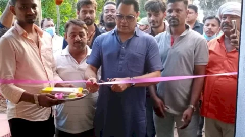 धनबाद: रणविजय सिंह ने मुनीडीह में शिवम मिनरल वाटर प्लांट का उद्धघाटन किया, कांड्रा पंचायत के मुखिया ने की मुलाकात