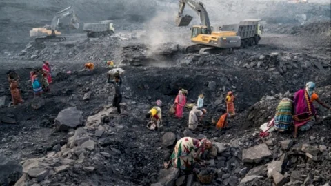 बोकारो: बेरमो एरिया में इलिगल माइनिंग व कोल कारोबार को खुली छूट, ग्रामीणों ने तस्करी का किया भंडाफोड़, पांच ट्रक पकड़े