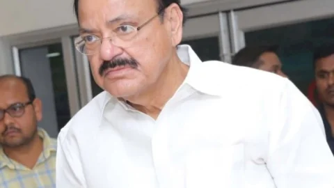 नई दिल्ली:उपराष्ट्रपति वेंकैया नायडू कोरोना पॉजिटिव, हेल्थ पूरी तरह ठीक, डॉक्टरों ने दी होम क्वारंटाइन में रहने की सलाह