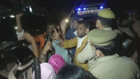 यूपी: फैमिली की मर्जी के खिलाफ हाथरस गैंगरेप पीड़िता की बॉडी का पुलिस ने  आधी रात में किया अंतिम संस्कार