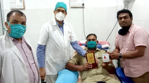 धनबाद: प्लाज्मा डोनेट करने के लिए वॉलिंटियर्स आये सामने , फस्ट प्लाज्मा डोनर को किया गया सम्मानित (देखें VIDEO)
