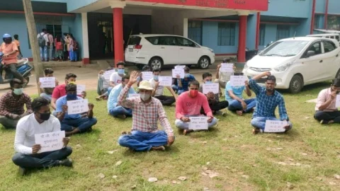 धनबाद: छात्र युवा संघर्ष मोर्चा ने बीबीएमकेयू में धरना दिया, एग्जाम सेंटर हेडक्वार्टर लाने की मांग (देखें VIDEO)