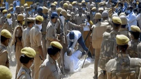 यूपी: टीएमसी एमपी का डेलीगेशन हाथरस पहुंचा.,धक्का-मुक्की में गिरे डेरेक ओ ब्रायन (देखें  VIDEO)
