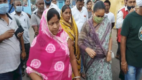 धनबाद: लोदना बाबूबासा से भूधंसान प्रभावितों से मिली झरिया  MLA पूर्णिमा नीरज सिंह, मदद का दिया आश्वासन