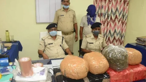 धनबाद: सरायढेला वृंदावन कॉलोनी व कुसुम बिहार में  पुलिस   का  रेड,  47  किलो गांजा बरामद