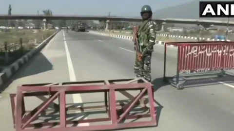 जम्मू-कश्मीर: पंपोर में CRPF टीम पर आतंकी हमला, दो जवान शहीद, तीन घायल