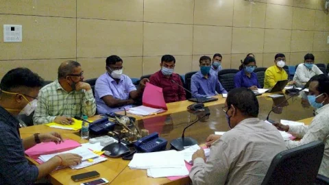 धनबाद: डीसी ने की डीएमएफटी निधि से कार्यान्वित योजनाओं की समीक्षा 
