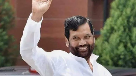 बिहार: DSP की नौकरी को ठोकर मारकर राजनीति में आये थे RamVilas Paswan, पांच दशक की राजनीति में छह पीएम के कैबिनेट में रहे मिनिस्टर