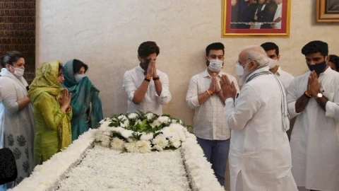 नई दिल्ली: रामविलास पासवान के निधन पर झुका राष्ट्राध्वज, प्रसिडेंट, पीएम समेत दिग्गजों ने दी श्रद्धांजलि, पटना लाया जा रहा पार्थिव शरीर