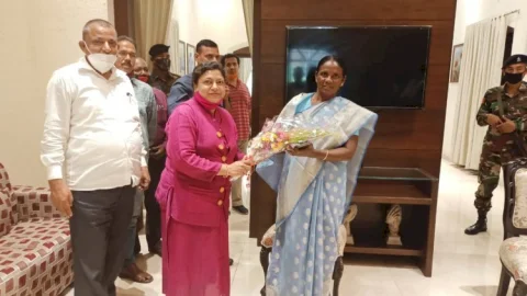 धनबाद: महिला एवं बाल विकास मंत्री जोबा मांझी से मिली पहला कदम स्कूल की संचालिका अनीता अग्रवाल