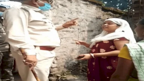 धनबाद: धर्माबांध ओपी इंचार्ज ने किया महिला से दुर्व्यवहार,वीडियो बनाने वाले बच्चे को भी पीटने का आरोप
