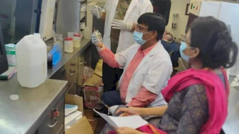 धनबाद:मोबाइल फूड टेस्टिंग लैबोरेट्री से की गई मिठाई दुकानों में जांच 