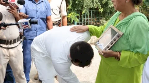 Bihar Assembly Election 2020: मां और बड़े भाई तेजप्रतााप के पैर छूकर नॉमिनेशन करने निकले तेजस्वी, राबड़ी बोलीं- लालू को कर रही हूं मिस
