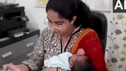 यूपी: IAS सौम्या पांडेय का ट्रांसफर, गाजियाबाद से कानपुर भेजी गयी, नन्हीं बेटी को गोद में लेकर ऑफिस आने पर हुई फेमस