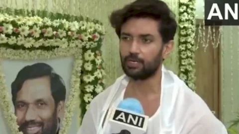 Bihar Assembly Election 2020: चिराग बोले- मैं मोदी का हनुमान हूं, वो मेरे दिल में, मुझे फोटो की जरूरत नहीं, मैं सीना चीर के दिखा दूं