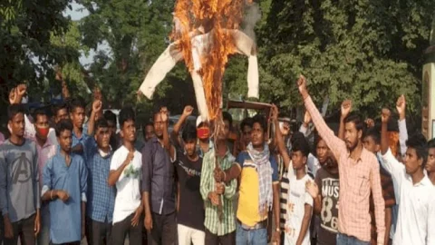 दुमका: आदिवासी छात्रा के साथ गैंगरेप व मर्डर के विरोध में सीएम का फूंका पुतला, पोस्टमार्टम के बाद बॉडी के साथ धरना-प्रदर्शन