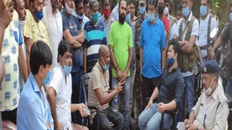 धनबाद: निचितपुर में ढुल्लू महतो के करीबी के घर के समीप बम विस्फोट, धरना पर बैठे बीजेपी MLA, गिरफ्तारी का आश्वासन