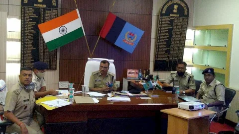 धनबाद: क्राइम कर सीना तान कर चलने की प्रवृत्ति को हर हाल में मिटाया जायेगा: डीजीपी (देखें VIDEO)