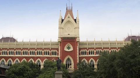 पश्चिम बंगाल: दुर्गा पूजा पंडालों में नहीं जा सकेंगे आम लोग, कलकत्ता हाई कोर्ट ने लगाई रोक