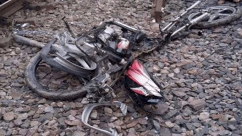 धनबाद: हावड़ा-नई दिल्ली रेल रूट के रेंगुनी फाटक पर बाल-बाल बची Ajmer-Sealdah Express, बाइक चकनाचूर