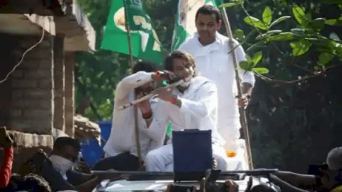 Bihar Assembly Election 2020: तेज प्रताप अपने पिता लालू यादव के स्टाइल में कर रहे हैं चुनाव प्रचार, बांसुरी बजाकर,कार की छत पर बैठकर मांग रहे हैं वोट