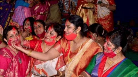 धनबाद:कोयलांचल में नम आंखों से मां दुर्गा की विदाई,  महिलाओं ने खेला सिंदूर खेल